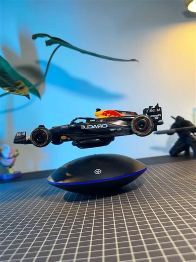 Does anyone understand?! The floating F1 model just...