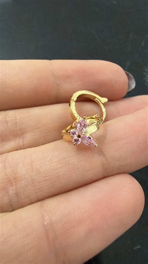 fabricamos todo tipo de joyas en oro de 18kilates garantía de por vida , somos fabricantes directos y contamos con taller de joyería especializado para hacer tus diseños realidad con el mejor precio del mercado y calidad 🔥🤑🤩 Ofrecemos servicios de: diseño y fabricación de joyas, recorte y aumento de tallas de anillos, montaje de piedras, arreglos de cadenas, soldadura y cualquier tipo de arreglo de joyas de oro de 18kilates ✅👀 precio sujeto a cambios, según la tasa internacional del oro🔥 Fá