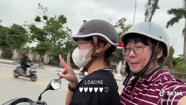 • rong choy cùm Hà Zy, kỉ nịm 6 năm quen nhaooo hõ, vừa tâm xự vừa miss tủi trẻ nhiệt huyết cụa 2 nv Nghệ An review đời đầu he =)) #Lacàvinhcity #Bépchụpchill