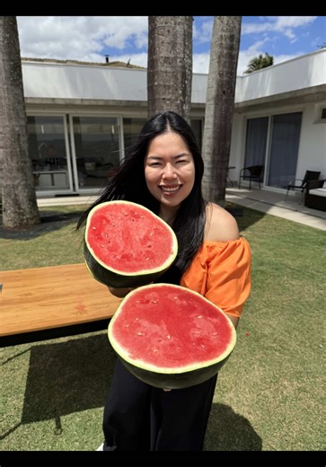 Melancia congelada ralada é a melhor coisa do mundo 🤩 Eu amo colocar leite condensado em cima também kkkkk E aí, você comeria pra dar uma refrescada? #melancia #sobremesa #sobremesadeverão