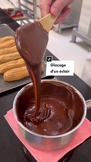 L'art du glaçage des éclairs chez PAUL