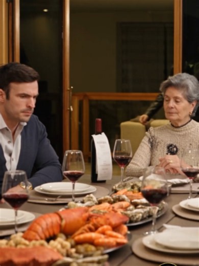 NO HAGAS UNA ESCENA — MI HIJA COMÍA PAN DURO MIENTRAS ELLOS CENABAN LANGOSTA Nada más abrir la puerta supe que algo no encajaba. Olía a mantequilla, ajo, marisco y vino caro. Después llegaron las risas. Volvía a casa tras catorce días de trabajo fuera. Sólo pensaba en Emma, mi hija de tres años. Quería abrazarla, escuchar sus historias y pasar la noche con ella. Pero en el comedor encontré a seis adultos disfrutando de una cena que parecía sacada de un restaurante de lujo. Langosta. Ostras. Cang