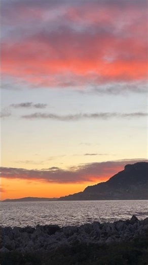 La nouvelle lune au coucher de soleil