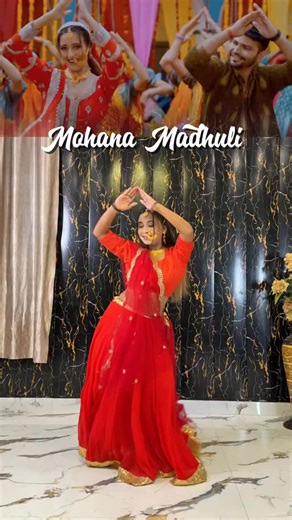 Priya Bhandari on Instagram: "Mohana Madhuli ✨❤️ . . . . Choreography- @vishant_tamta Singer - @rakeshkhanwal @mamtaarya Label - @mashakbeenofficial Starring - @shweta_mahara_official . . . #reel #dance #dancewithme #trending #pihuu"