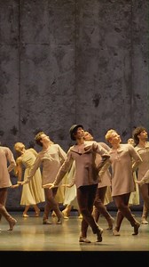 "The full impact of Khan's choreography, blending ballet, contemporary and kathak influences, is felt in this ensemble scene" 🔥 Akram Khan’s Giselle - The iconic ballet, reimagined. 🩰: Ken Saruhashi, Erina Takahashi and Artists of English National Ballet 📅 18-28 Sept 🎫 https://sadl.rs/472Okns | Sadler's Wells