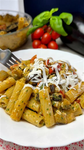 6.5M views · 66K reactions | Questa pasta con melanzane e salsa al basilico farà vibrare le vostre papille gustative!!! | Piovono Ricette | Facebook