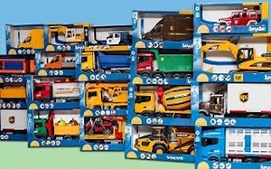 重型卡车 Bruder 车堆在一个地方 让我们打开盒子 儿童工程车