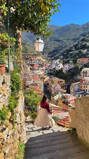 🇮🇹 10 Things to Do in Cinque Terre (Save this for your next trip to Italy!) 1. 📸 Wander through the colorful streets of Vernazza and Manarola, two of the most photogenic villages. 2. 🍦 Treat yourself to a fresh lemon gelato by the harbor. 3. 🚤 Take a boat tour along the coast for a completely different perspective of the villages. 4. 🍹 Stop at Nessun Dorma for an aperitivo with breathtaking views over Manarola. 5. ✨ Get lost in the alleys of Riomaggiore and discover hidden corners. 6. 🥖 T