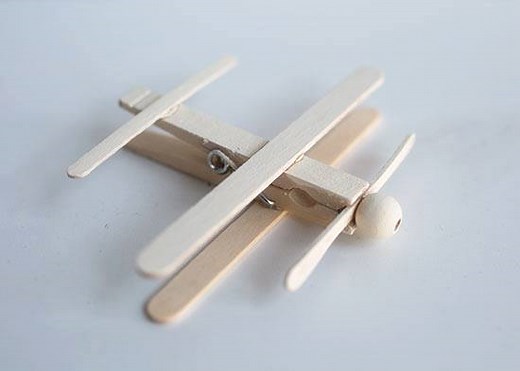 These clothespin airplanes are SO CUTE and they're really easy to make using clothespins and craft sticks (popsicle sticks). They look like real airplanes and the clothespins even open and close! Full tutorial: https://factorydirectcraft.com/r.php?h=VE | Factory Direct Craft