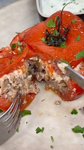 La recette des tomates farcies à la viande hachée 🍅 Ingrédients 👨🏻‍🍳 : - 4 tomates à farcir (fermes) - 400g de viande hachée - 150g de riz - 1 oignon - 1/4 de botte de persil - Huile d’olive - Fromage râpé Epices : 1 C.à.C de cumin, paprika, sel et poivre #recette #recettefacile #recettemaison #recettesimple #recetterapide #tomatesfarcies #repasete #recipe #food | Cookwithbash
