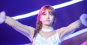 Momo's reaction to this couple's PDA is priceless