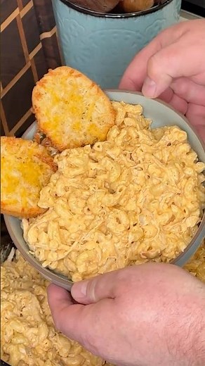 Crock Pot Buffalo Chicken Mac and Cheese #recipe #chickenrecipe #easyrecipe #comfortfood