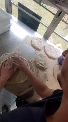 #pizzabus #pizza #thepizzamachine3 #familybusiness #pizzatossing