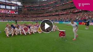 MagentaTV WM 2026 Video - Norwegens Ruder-Jubel nach dem Achtelfinal-Einzug – Ödegaard an der Trommel