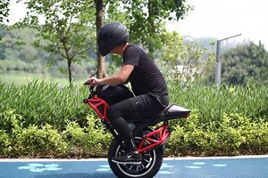 A One-Wheel Electric Motorcycle Is a Thing That Exists