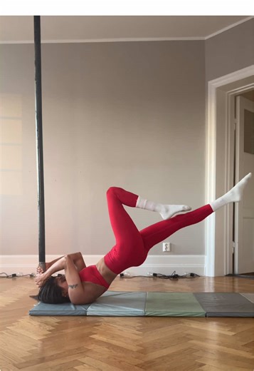 Working with the Dragonfly today – focusing on correct technique The Dragonfly is an advanced anti-extension core exercise. It hits the deep core muscles. It also activates stabilizing muscles around the lower back and the pelvis. It’s one of the best core exercises I know – if you do it correctly. There are several keys to this exercise 🔑😁💪🏾 I start with small ranges of motion. #calisthenics #dragonfly #hoop #pole #mindset