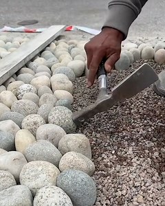 717K views · 2.5K reactions | Cobblestone paving is such a great way to create cool designs 直朗 | Do It Yourself | Facebook