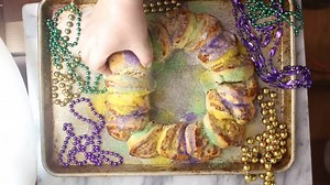 2.3K views | Make an Easy King Cake with Cinnamon Rolls! This is by no means a real King Cake, but it’s a fun, festive, tasty substitution that anybody can make with only two ingredients and a few minutes of time. | RoseBakes.com | Facebook