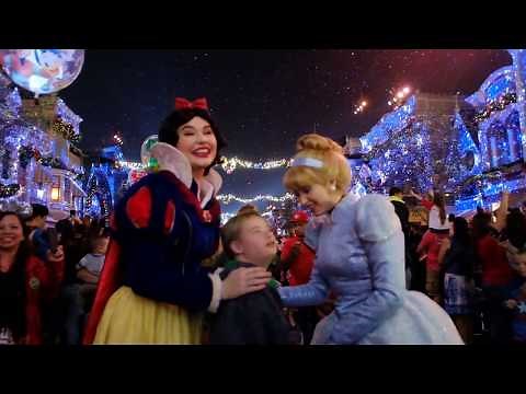 Snow White and Cinderella watch the Tree Lighting Ceremony // Disneyland