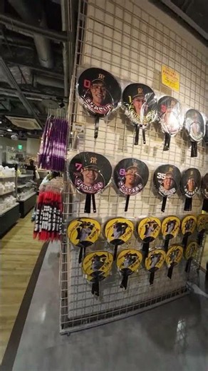 ジェット風船を買いに、タイガースショップに寄りました。たくさんのファンが選手のグッズを買い求めていました