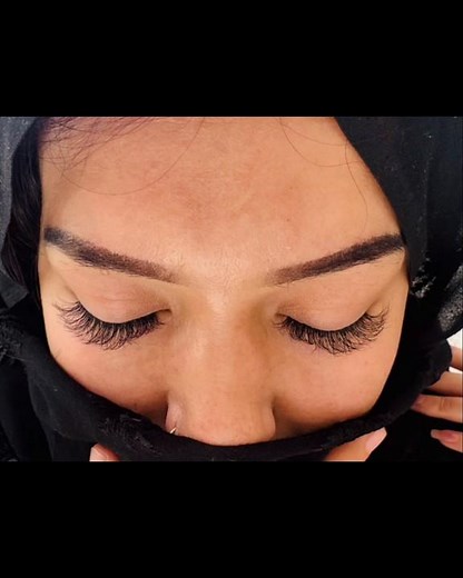 Quick lash extension before & after transformation .