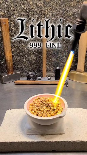 Refining and Pouring Pure Gold. Lithic's sixth 10oz gold bar. #preciousmetals #science #art #luxury #gold #silver #stack #lithic #lithicmetals