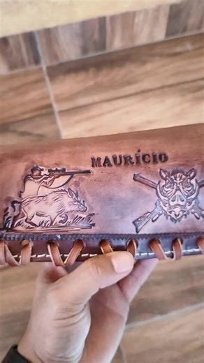 capa de coronha personalizada em couro com porta munição. making leather stamp carving leather #porcodomato #javali #coldres #porco #capanga