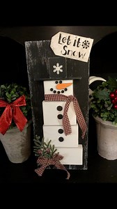 DIY the cutest rustic snowman with scrap wood! 😍 #diywoodworkingidea #diycraftsideas #diysnowman #rusticdecor #diycraftsideas #diychristmasdecor #diyinspo #scrapwoodproject #easycrafts #diytutorials | Rusty Roost Designs
