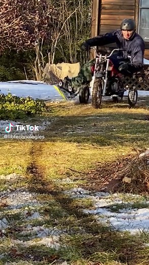 @thebackyardboarder coming in hot! #libtech #boxscratcher #mervinmade 🇺🇸🌱