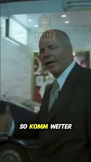 Hast du n Problem? Geh weiter. Mann stört Interview und kriegt Schelle