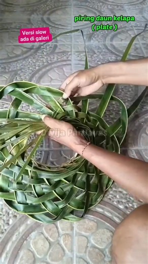 2.3K views · 296 reactions | Tutorial piring dari daun kelapa . Full dan slow video ada di galeri Dwija PanJavas social media #tutorial #anyamandaunkelapa #coconutleafcraft #ifekreatif #piring #plate #kerajinantangan #palmleafart #diy Dewa Ayu Triana Dewi Pengikut #anyaman #craft | Dwija PanJavas | Facebook