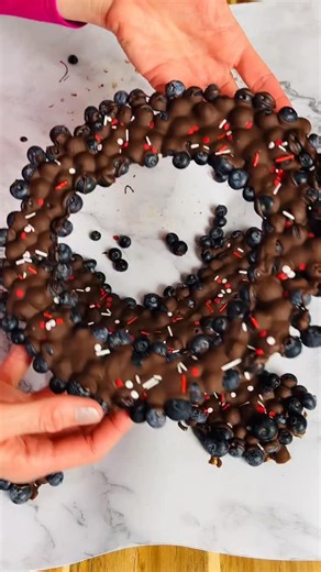 Blueberries dark chocolate = a powerhouse duo. 🫐🍫 Blueberries are packed with antioxidants (especially anthocyanins) that support brain health, heart health, and healthy aging. Dark chocolate (70% cacao) delivers flavonoids that boost circulation, support cardiovascular health, and satisfy cravings with less sugar. Together, they’re fiber-rich, anti-inflammatory, and naturally energizing — indulgence that actually nourishes you. #NutritionistApproved #AntioxidantRich #HealthyIndulgence #PlantB