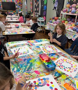 Hillary Green | Teacher of Colorful Art & Classroom Fun on Instagram: "Getting started on our yummy gumdrop wreaths in Kindergarten 💗 One brush. 12 colors. No water. No mixing. No problem. 👌🏻👌🏻 Love this lesson and that so many of you have given it a try over the years 💕 #artartbaby #kindergartenart #kinderart #christmasart #christmaswreath #gumdropwreath #gumdrops #kidart #artteacher #artteachersofinstagram #kidscrafts #kidscraft101 #christmasartideas #getcreativewith #makecreateplay #art