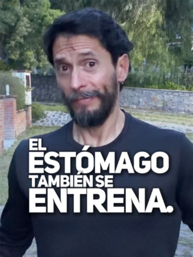 🏃‍♂️ ¿Se te cierra el estómago en el km 30 y ya no puedes comer ni beber? No siempre es mala suerte. La nutrición deportiva también se entrena. 🥤 Practica con los mismos productos que usarás en carrera. 📈 Empieza con una cantidad tolerable y aumenta progresivamente. ⏱️ Entrena tu estrategia durante meses, no solo días antes del evento. La clave no es cuánto consumes, sino cuánto puedes absorber mientras compites. 💬 Comenta TRANSFORMACION si tienes una carrera larga por delante y quieres prep