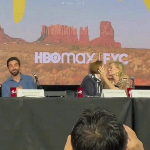 Hannah Einbinder and Jean Smart Hacks Kiss Scene