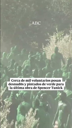Cerca de mil voluntarios posan desnudos y pintados de verde para la obra de Spencer Tunick