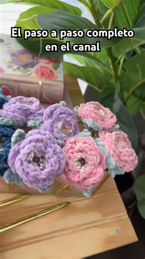 Hermosas rosas tejidas con un material súper suave .