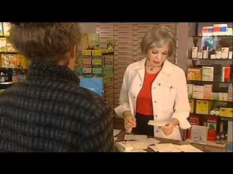 Elvira Iseli (Birgit Steinegger) in der Apotheke