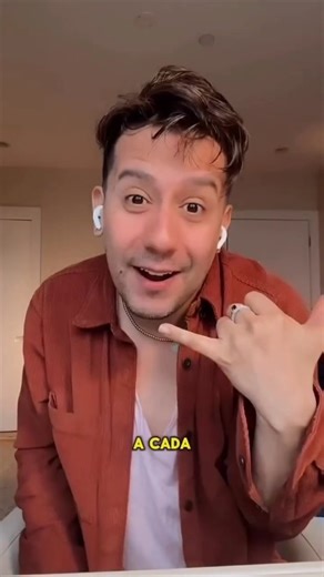 Chris Ferreira on Instagram: "‼️Ahí afuera hay mucha gente rota,☹️ gente que proyecta sus demonios en los demás y todos los días vamos a cruzarnos con varios de ellos y está en nuestro poder permitirles entrar o no. Acuérdense de esto: somos el resultado de las 5 personas con las que compartimos más tiempo así que si queremos entender por qué nuestra vida está como está primero miremos quienes nos rodean y empecemos por limpiar eso, la gente con la que nos vinculamos; eso es amor propio❤️🙏🏻 #f