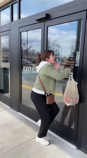 She Entered the Wrong Door 🤦‍♀️😂 #FunnyMoment #ComedyScene #SupermarketFails #WrongEntrance