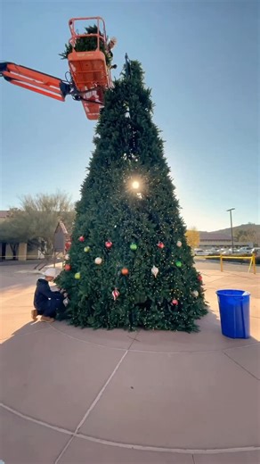 🎄✨ It’s almost time, Apple Valley! ✨🎄 Our Annual Christmas Tree Lighting is happening tonight, and we can’t wait to celebrate with you! 📅 Tuesday, December 2 ⏰ 5–7 PM 📍 Civic Center Park 💡 Tree Lighting at 6 PM sharp! Kick off the holiday season with free hot chocolate, sweet treats from local vendors, live performances, and of course—a visit from Santa himself! ❄️🎅 Plus… join us for an epic snowball fight at 5:15 PM. Here’s a sneak peek at the evening’s entertainment lineup: 🎺 5:00–5:15 