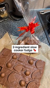 2 ingredient slow cooker fudge 🍫😍 This recipe is super easy and delicious, and it makes a great budget friendly gift!🎁 All you need is: - 400g of chocolate - 400g tin of condensed milk - toppings of your choice #ukmoneybloggers #moneysavingtipsuk #ukmoneyblogger #moneysavingexpert #costofliving #budgetbaking #budgetfriendly #budgeting #budgetfood #budgetrecipes #frugaluk #budgetgifts #budgetfriendlygifts #fudge #twoingredients #baking #slowcookerrecipes #slowcooker #costoflivingcrisis #costof