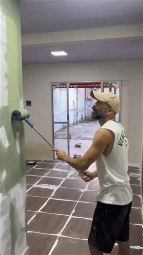 Paint roller with a built-in reservoir 😎