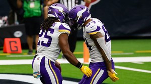 Alexander Mattison weaves through traffic for TD