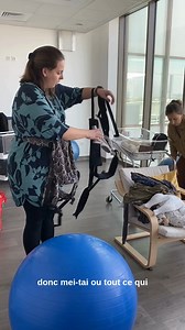 Les ateliers maternité | Zoom sur l'atelier portage Floriane VALENTIN, ergothérapeute, propose chaque mois à la maternité un atelier portage aux parents et futurs parents. L'occasion d'apprendre à nouer une écharpe, un sling, un porte-bébé ou un mei-tei en alliant physiologie, sécurité et confort. Pour vous y inscrire 👉https://bit.ly/3tQEGEH FAV Ergothérapie | Groupe Courlancy