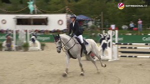 Die internationale Elite im Springreiten trifft sich gerade zum Turnier in Pinneberg. Erst vor zwei Jahren wurde es von der deutschen Olympia-Reiterin Janne Friederike Meyer-Zimmermann und ihrem Mann ins Leben gerufen. Ihr Hof Waterkant wird dann zu einer richtigen Turnieranlage. | 17:30 SAT.1 REGIONAL