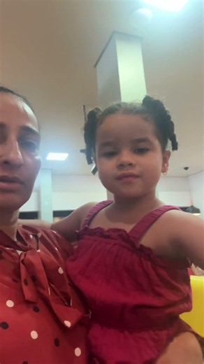 Ela disse que tá cansada e pediu para a vovó carregar