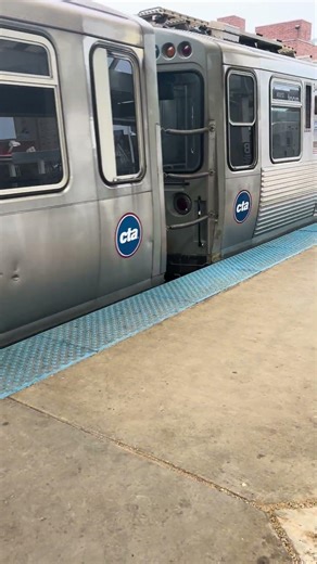 Loop-bound train at Belmont (Brown Line)
