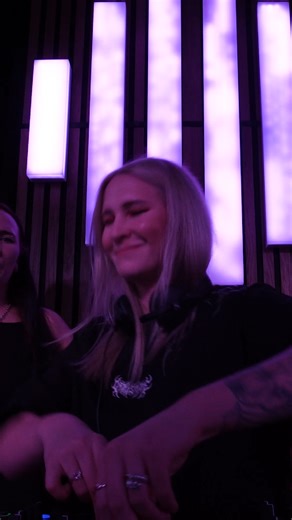 One hour to go. Abelyn, Kaama and Kaira b2b2b inside DJ Studio Prague for Bass Portal Live #36. Studio energy, tight mixing and a proper live-session feel. This one hits best in real time. Premiere at 19:00. Notifications on. #dnbportal #djstudio_portal #dnb #drumandbass #bassmusic