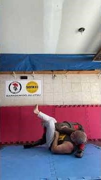 Jiu-jitsu inverted triangle choke in the 100 kilos position from the bottom with submissions